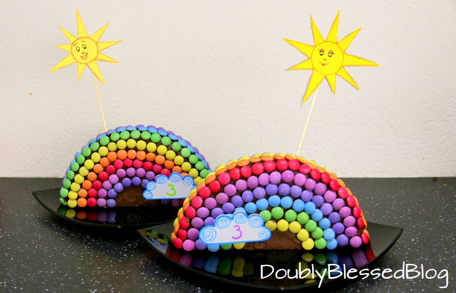 Smarties-Geburtstagskuchen als Regenbogen