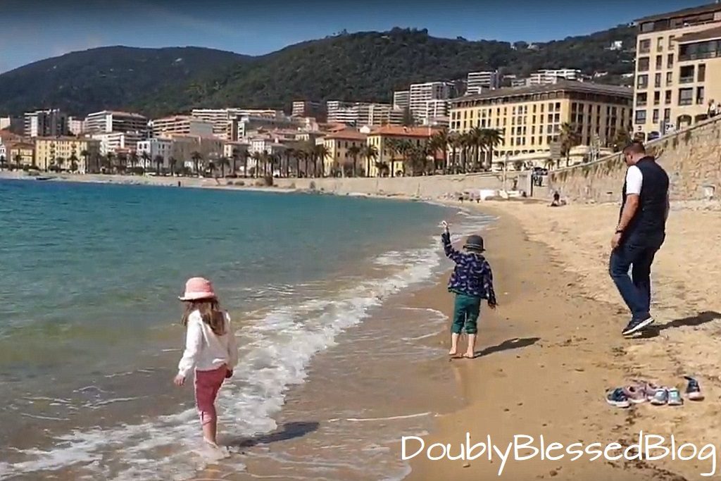 Mit Kindern am Stadtstrand von Ajaccio, Korsika - Mittelmeer mit Kindern