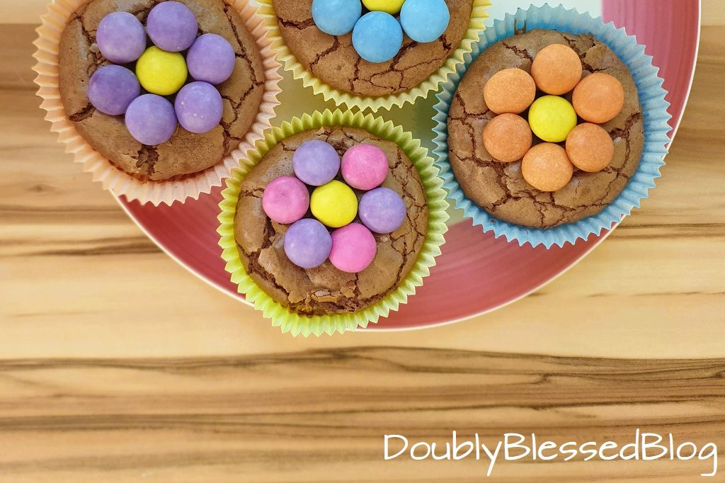 Schokoladige Blümchenmuffins mit Smarties (Schokolinsen) zum Geburtstag
