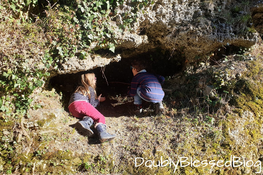 Burgruine Alt-Wädenswil mit Kindern - Kleine Höhlen erforschen